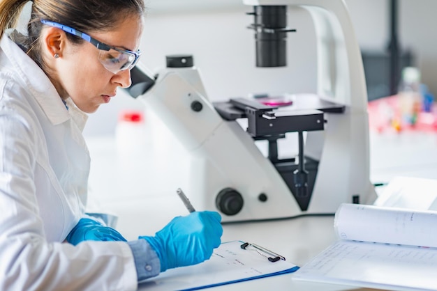 Foto mujer trabajando en un laboratorio