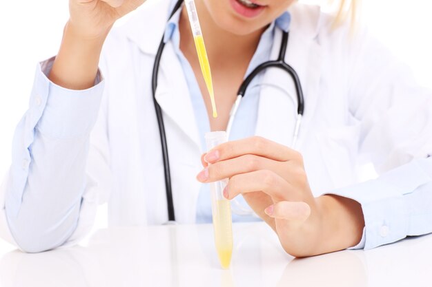 mujer trabajando en el laboratorio