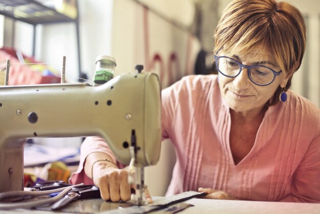 Mujer trabajando en una máquina de coser