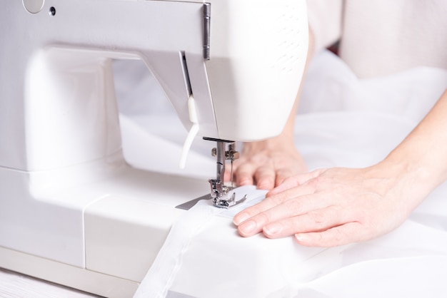 Mujer trabajando con maquina de coser