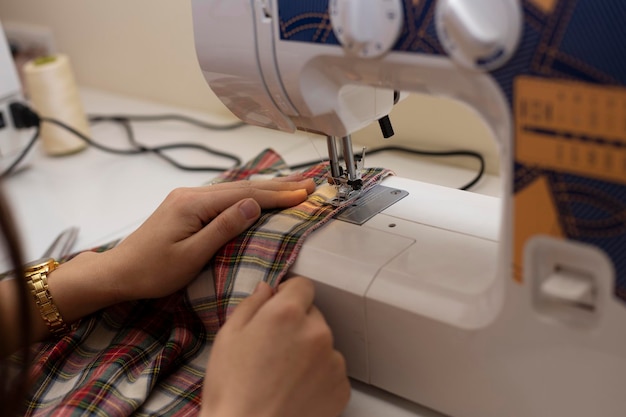 mujer trabajando en una máquina de coser