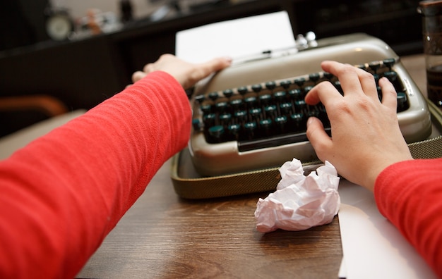 Foto mujer trabajando en máquina de escribir