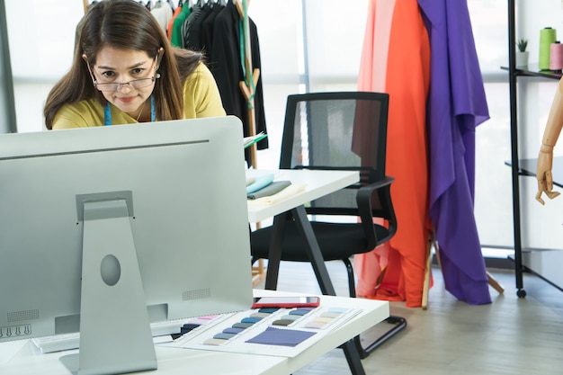 Mujer trabajando en la mesa en la oficina