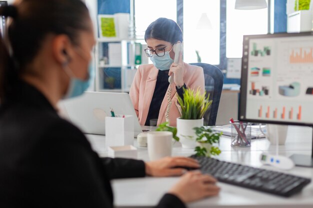 Foto mujer trabajando en la mesa