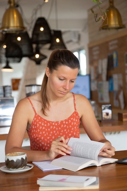 Mujer trabajando o estudiando en la mesa