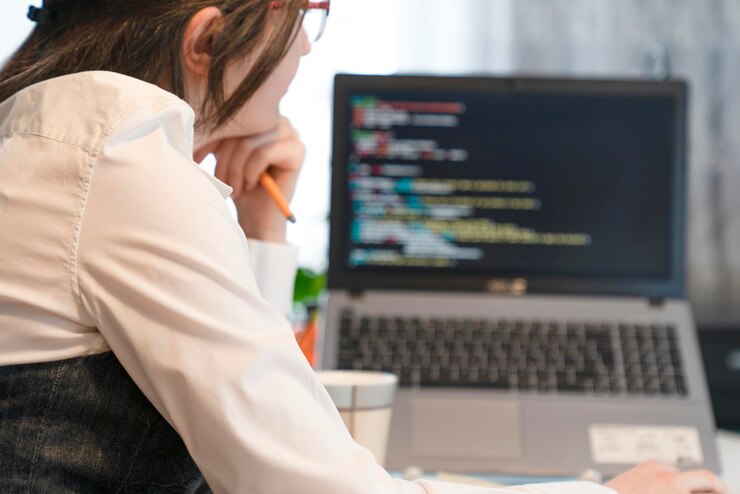Foto mujer trabajando y programando en computadora en oficina mujer trabajando en codificación en portátil