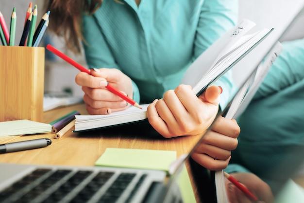 Mujer trabajando en proyecto