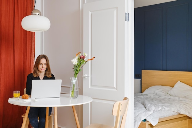 Mujer trabajando remotamente desde casa