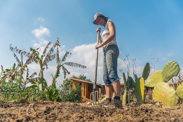 mujer trabajando en su jardin