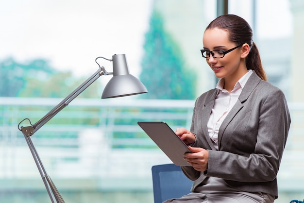 Mujer trabajando con tableta en oficina