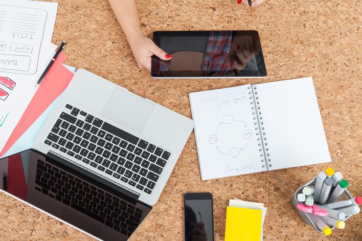 Foto mujer trabajando con tableta