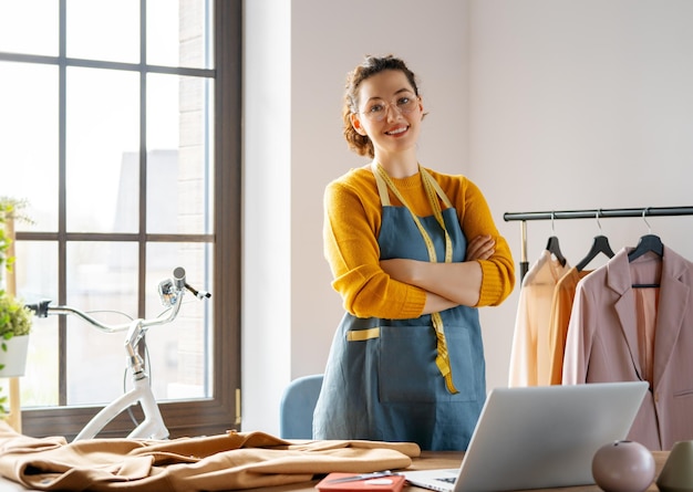 Foto la mujer está trabajando en el taller