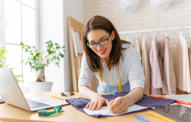 Foto la mujer está trabajando en el taller