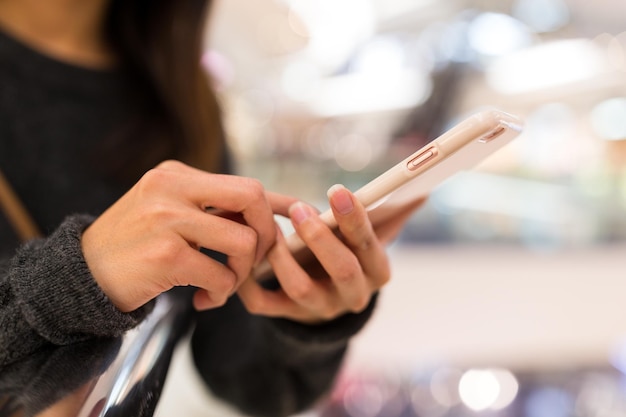 Mujer trabajando en teléfono móvil