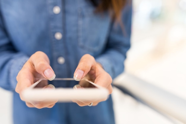 Mujer trabajando en teléfono móvil