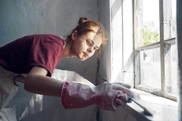 Foto mujer trabajando en la ventana