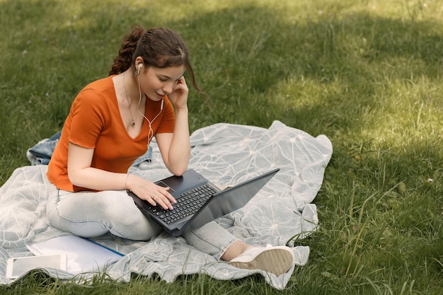 mujer, trabajo, con, computador portatil, en el parque