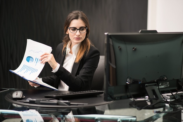 Mujer en el trabajo en su oficina