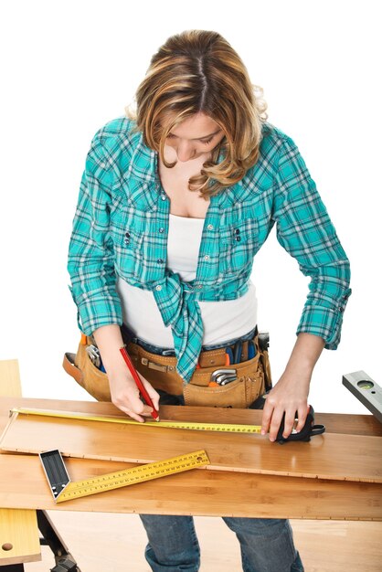 Mujer en el trabajo con tablas de madera