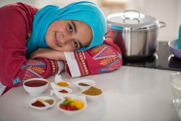 Mujer tradicional musulmana que trabaja en cocina