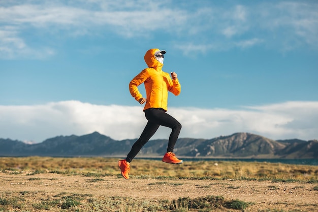 Runner. Hombre corriendo en la pista de cross country maratón Correr en un  bello paisaje natural Fotografía de stock - Alamy
