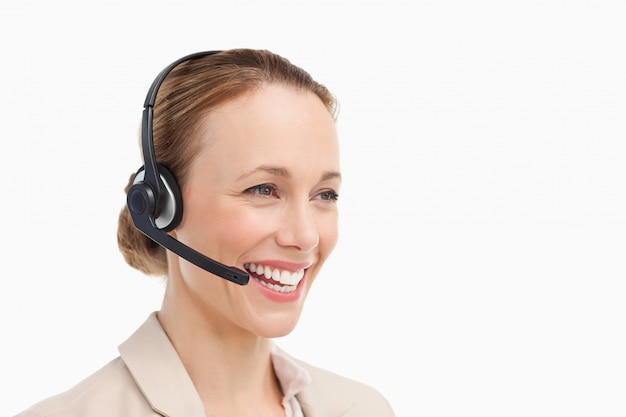 Mujer en un traje con auriculares hablando