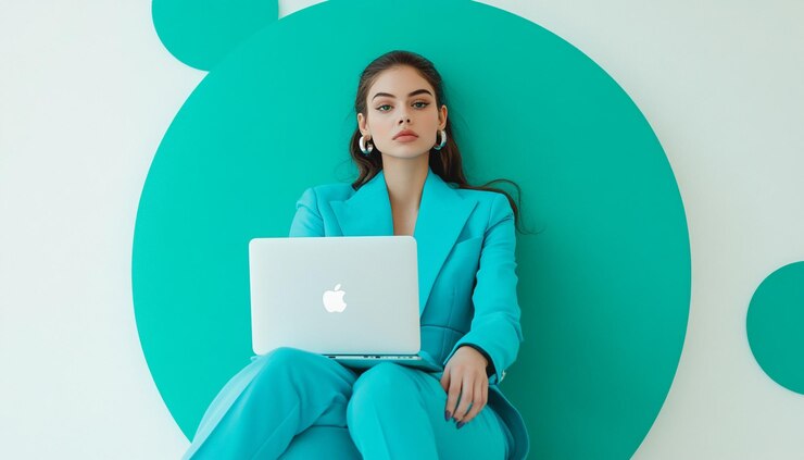 una mujer en un traje azul se sienta frente a un letrero verde que dice manzana