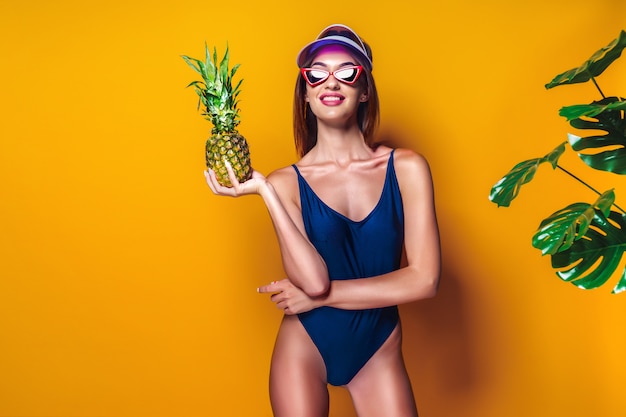 Mujer en traje de baño con piña