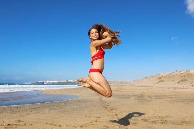 Mujer en traje de baño en la playa