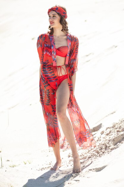 Una mujer con traje de baño rojo se encuentra en una playa de México.
