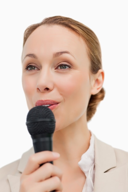 Mujer en un traje hablando con un micrófono
