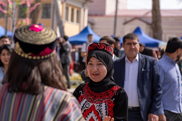 Foto una mujer con un traje negro y rojo está hablando con otra mujer