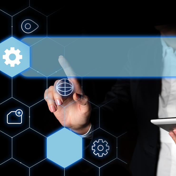 Foto mujer en traje de oficina negro de pie y presionando un botón virtual con su dedo diseño digital futurista con brillo de colores nueva infominación tecnológica