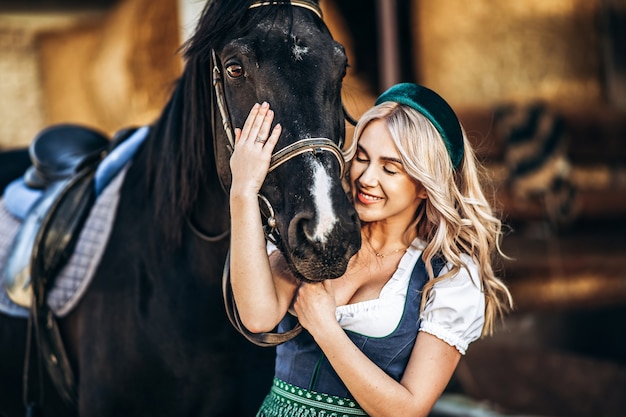 Mujer en traje tradicional con un caballo