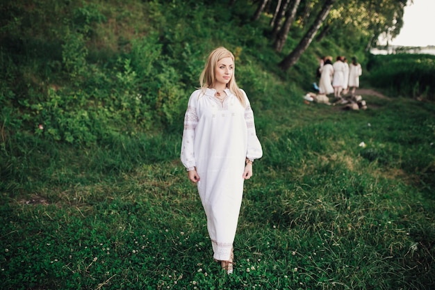 Mujer en traje tradicional ruso