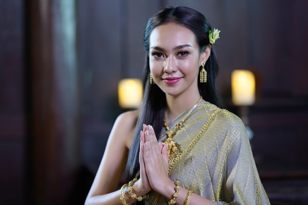 Mujer en traje tradicional tailandés