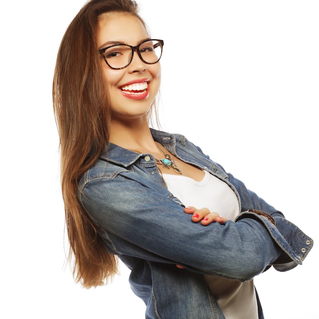 Mujer tranquila y amigable con gafas sobre blanco