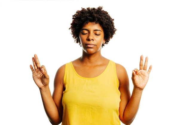 Mujer tranquila relajante meditando sin estrés alivio en el trabajo concepto consciente pacífico joven negocio