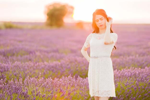 Mujer trans disfruta de los campamentos de lavanda de brihuega guadalajara lifestuyle auttunmal colors