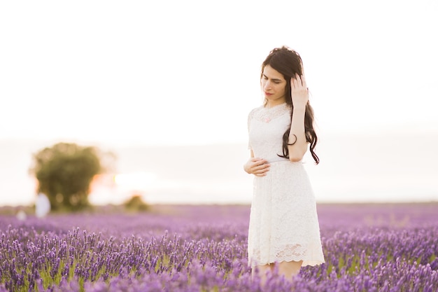 Mujer trans disfruta de los campamentos de lavanda de brihuega guadalajara lifestuyle