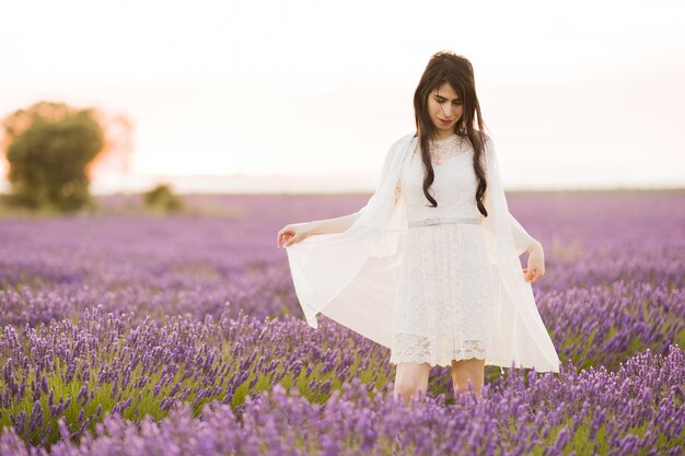 Mujer trans disfruta de los campamentos de lavanda de brihuega guadalajara lifestuyle