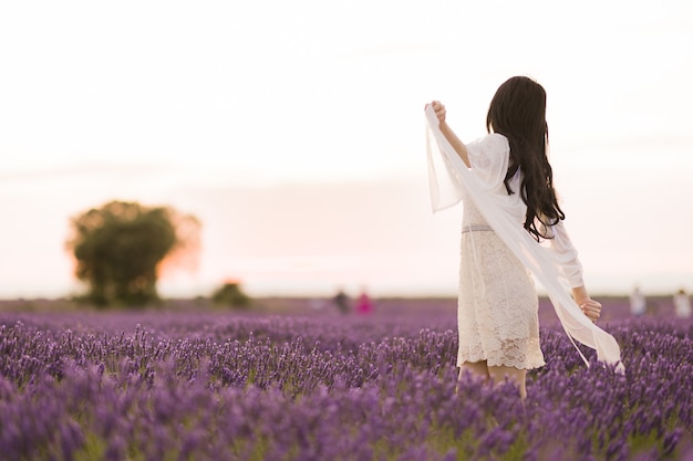 Mujer trans disfruta de los campamentos de lavanda de brihuega guadalajara lifestuyle