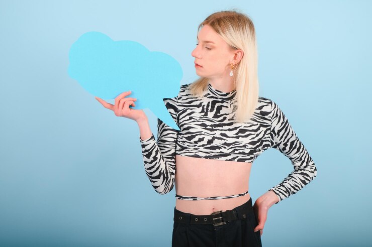 Foto mujer transgénero joven de moda sobre fondo de color