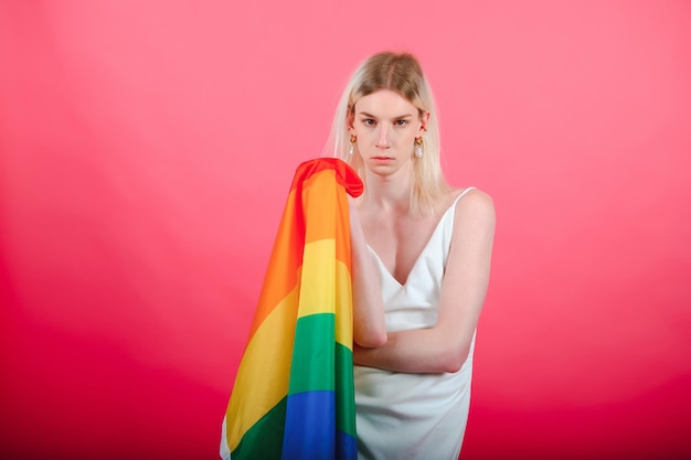 Mujer transgénero joven de moda sobre fondo de color