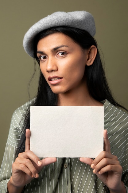 Mujer transgénero mostrando una tarjeta blanca en blanco con espacio de diseño