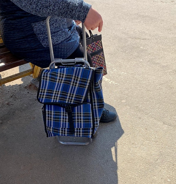 Foto una mujer con un tranvía en una parada de transporte