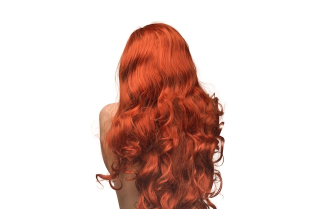 mujer, trasero, mujer hermosa, con, rojo, pelo rizado, aislado