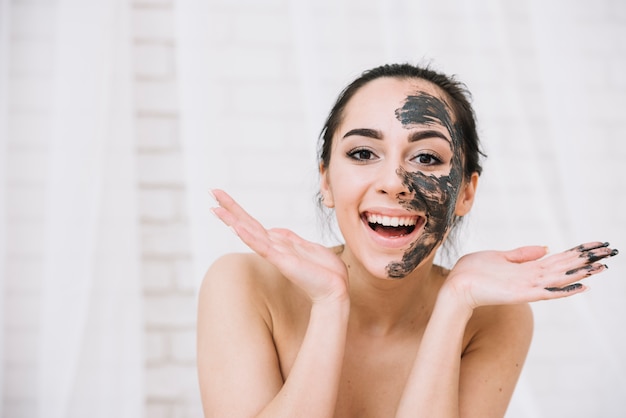 Foto mujer con un tratamiento facial