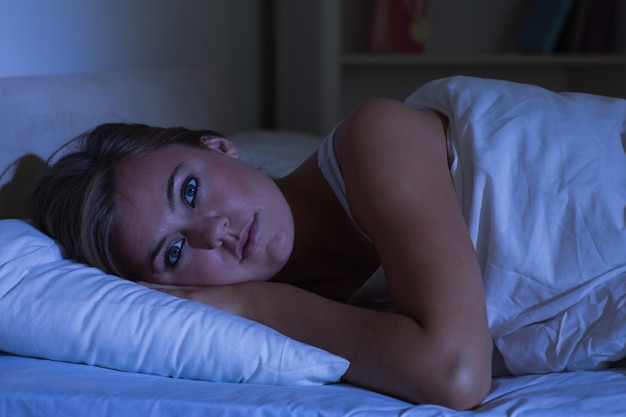 Mujer tratando de dormir por la noche