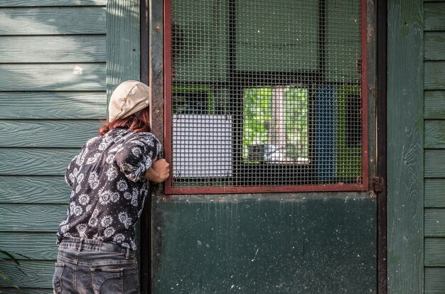 Mujer tratando de entrar a una casa